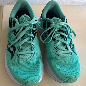 Great condition women’s size 9 Saucony Axon Running Shoe